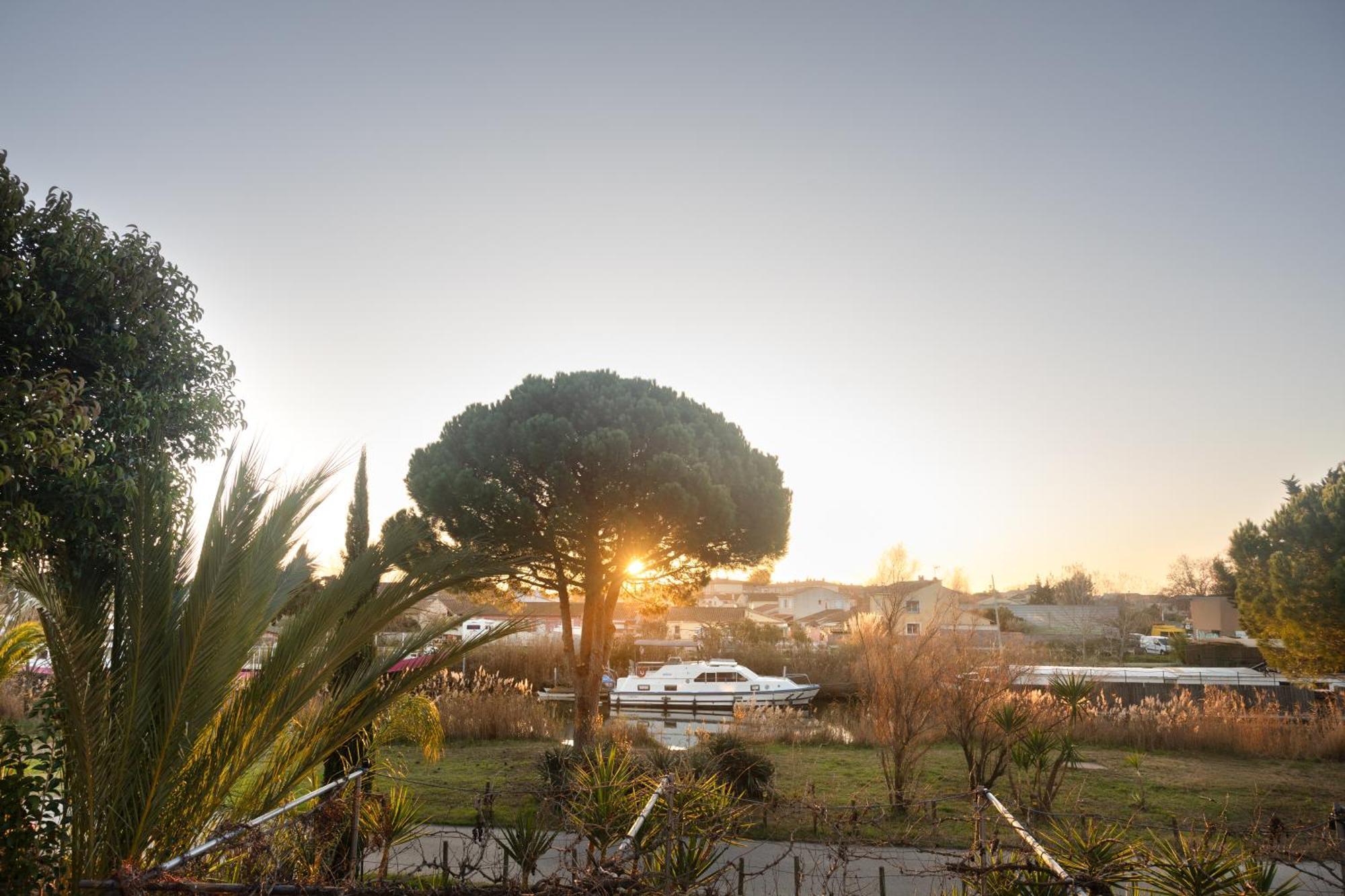 Les Jardins Du Canal Piscine Chauffee Aigues-Mortes Exterior foto