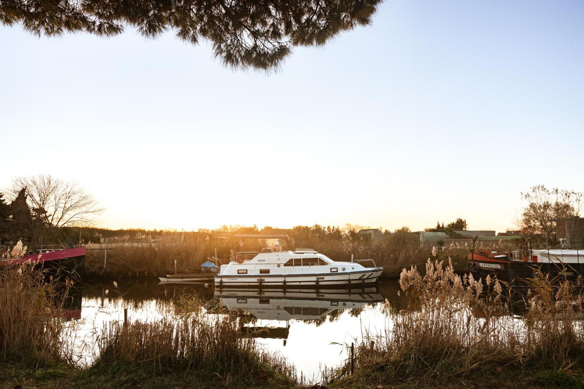 Les Jardins Du Canal Piscine Chauffee Aigues-Mortes Exterior foto